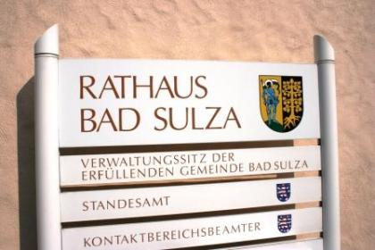 Hinweisschild am Rathaus Hinweisschild am Rathaus